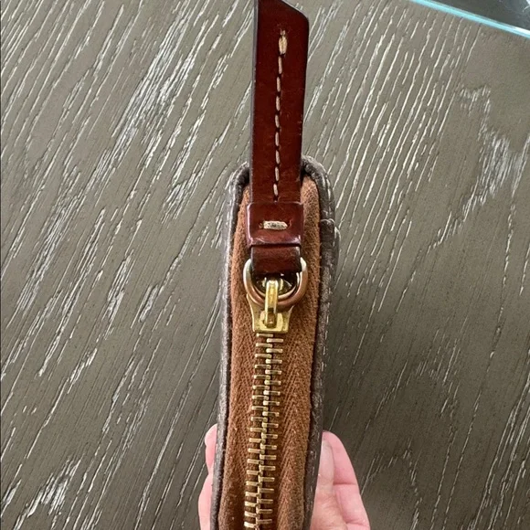 Dooney & Bourke Pewter Grayish Brown Pebbled Leather Wallet Zip Around Hobo GUC - Picture 3 of 10